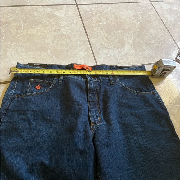 Wrangler Men's Dark Blue Relaxed Jeans - Picture 1 of 13